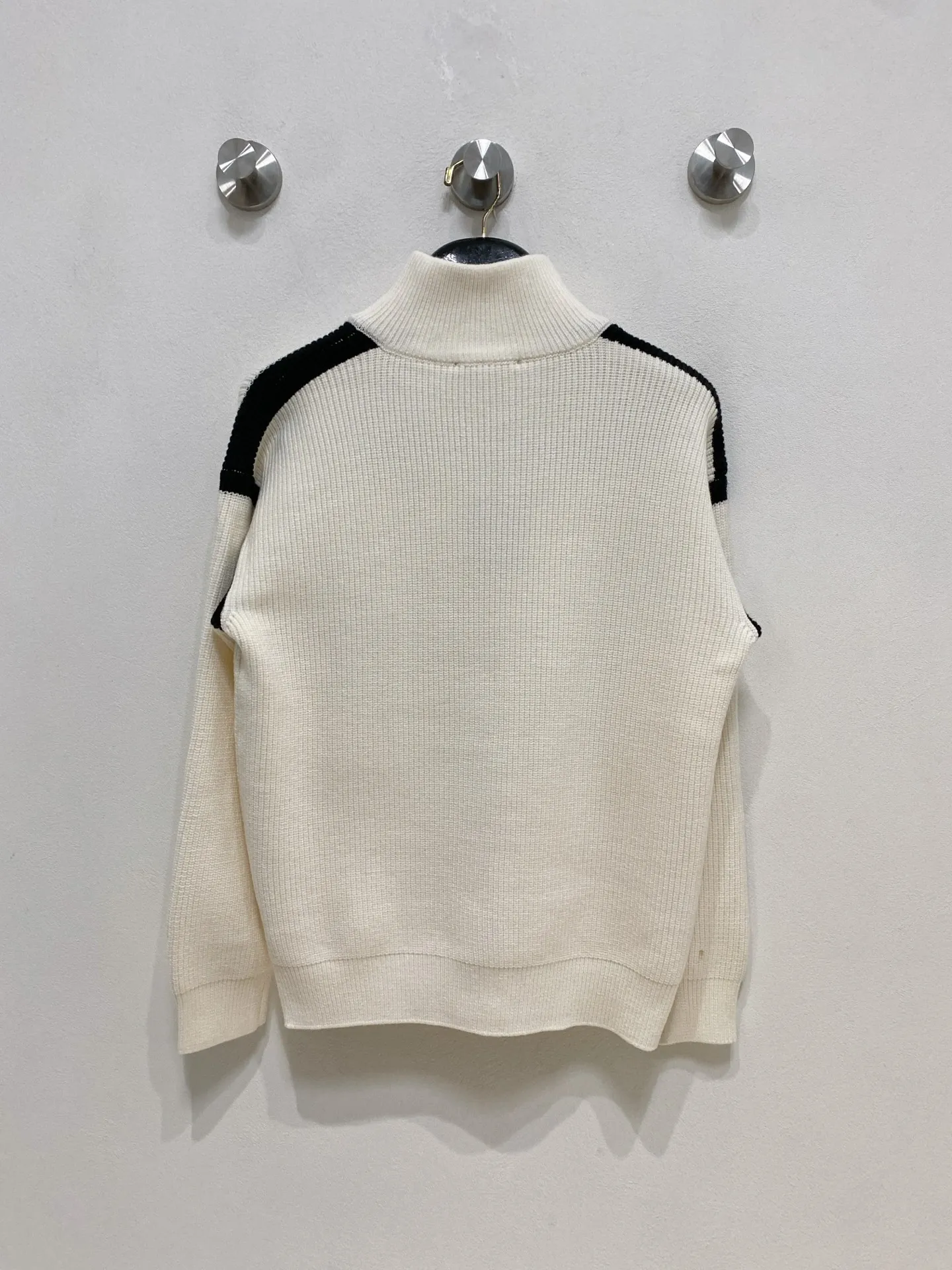 🅿️540 LV autumn and winter classic cardigan sweater, in full condition! ! ! Wool blended fabric, the latest model in 2025, golden ratio! ! Slim-fitting soft gold, versatile and practical item, the combination and practicality are extremely powerful, simple and elegant, and classy! To create your own style, it is highly recommended to buy it in two colors. The standard slim fit tailoring process is suitable for both young and old men. It is knitted from wool and will not cause any discomfort! While keeping warm, it is stylish, textured and wearable, and the classic logo with contrasting colors on the chest feels in place! ! Recommended for regular customers! ! Size M-3XL (maximum wear: 190 pounds)